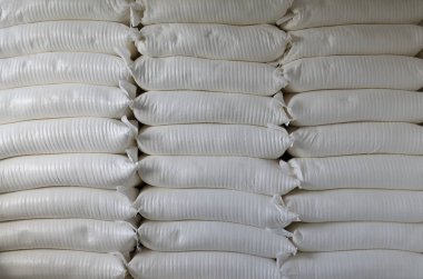 Üç depo modern fabrikasında büyük çuval yığınları