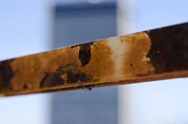 Binanın dışında yüksek bir demir çit