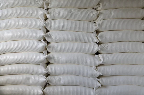 Üç depo modern fabrikasında büyük çuval yığınları