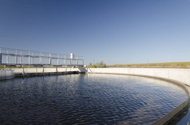 Kanalizasyon arıtma tesisine bak. Su geri dönüşümü. Atık yönetimi.