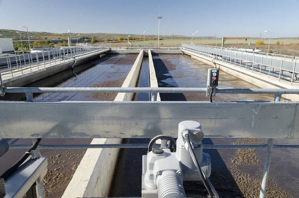 現代の排水処理プラント 活性汚泥を用いた下水の通気 生物学的浄化用タンク — ストック写真