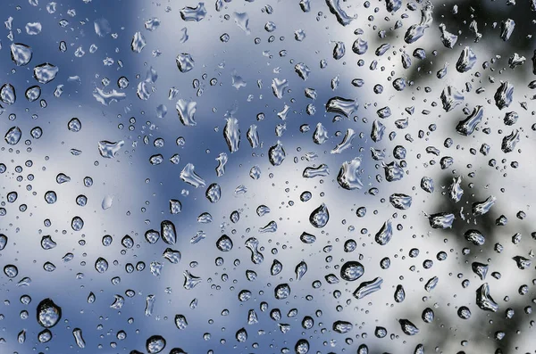Σταγόνες Βροχής Στο Τζάμι Του Παραθύρου Την Άνοιξη — Φωτογραφία Αρχείου