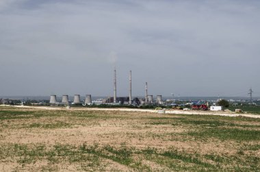 Kömür Santrali Mavi gökyüzüne karşı tüten ve buharlaşan