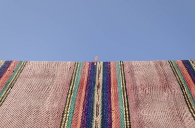 Köydeki kilimleri temizleyip, el yıkamak.