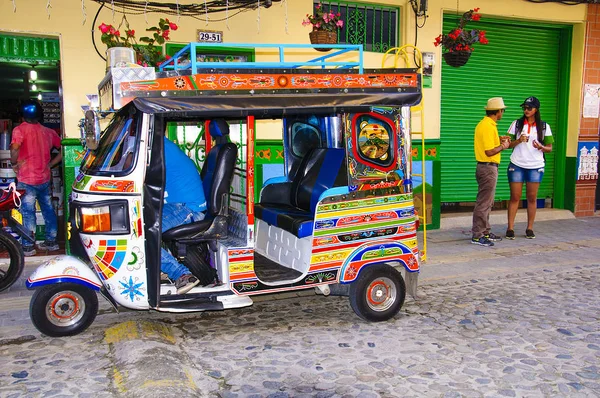 Mototaxi colorido en Guatape —  Fotos de Stock