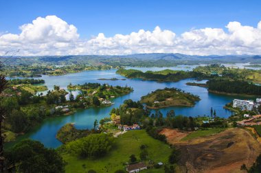 Rock Guatape Medellin, Kolombiya üzerinden panoramik görünüm 