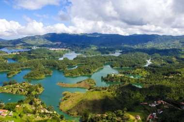 Rock Guatape Medellin, Kolombiya üzerinden panoramik görünüm 