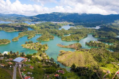 Rock Guatape Medellin, Kolombiya üzerinden panoramik görünüm 