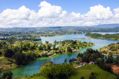 Rock Guatape Medellin, Kolombiya üzerinden panoramik görünüm 