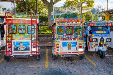 Renkli mototaxi (tuk tuk) Guatape Köyü, Kolombiya