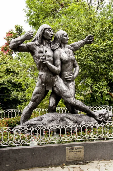 Una estatua para representar a los pueblos indígenas colombianos en el parque de Pueblito Paisa . —  Fotos de Stock