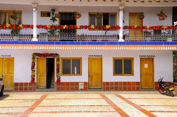 Maison de prêtre colorée près de Rock Temple à Medellin, Colombie — Photo