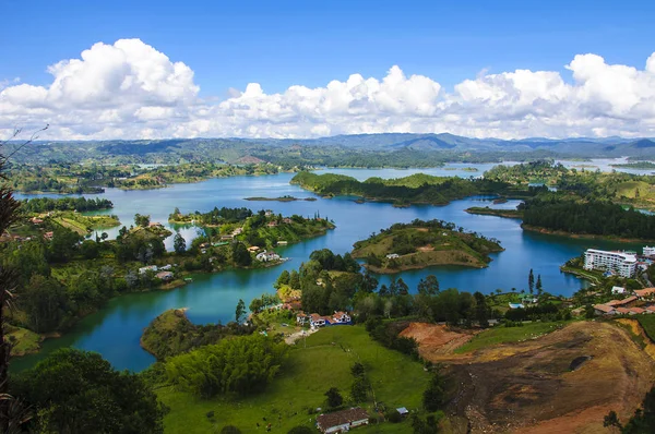 Rock Guatape Medellin, Kolombiya üzerinden panoramik görünüm 
