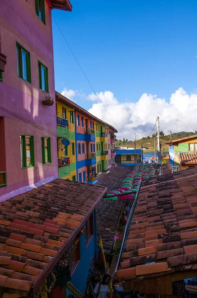 Rues colorées et maisons décorées de la ville de Guatape près de Medellin, Antioquia, Colombie — Photo