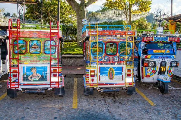 Kleurrijke mototaxi (tuk tuk) in Guatape dorp, Colombia — Stockfoto