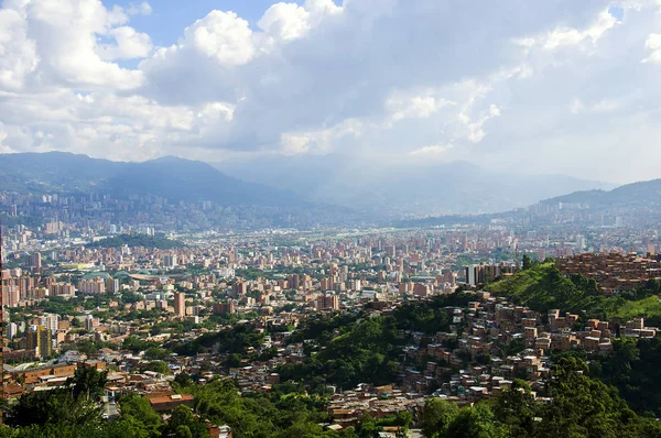 Pôr do sol sobre Medellín na Colômbia Imagens Royalty-Free