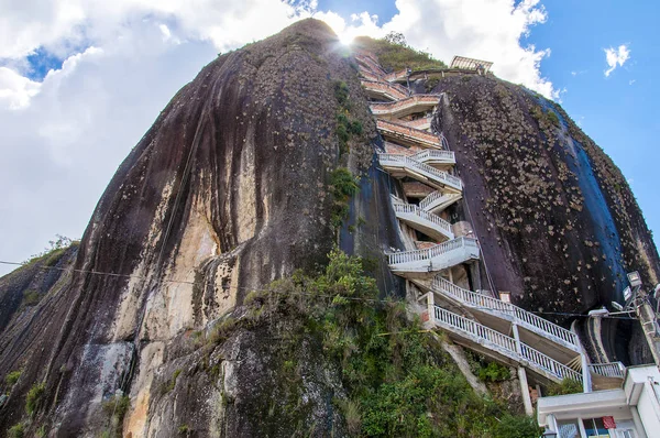 Скала Гуатапе (Федра-де-Пенол) недалеко от Медельина в Колумбии Стоковое Изображение