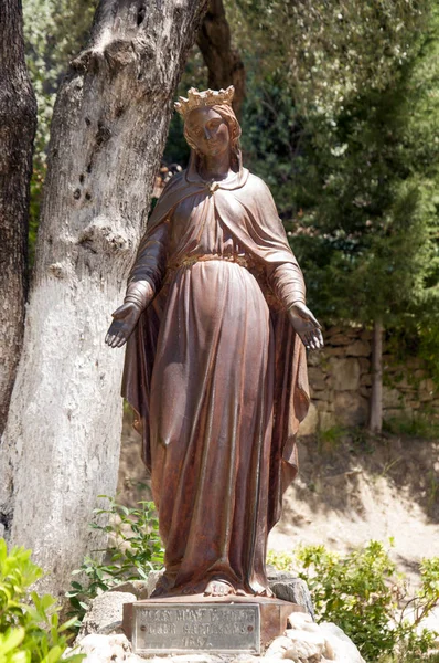 Estatua de la Virgen María en el patio de la Casa de la Virgen María, Éfeso, Turquía — Foto de Stock