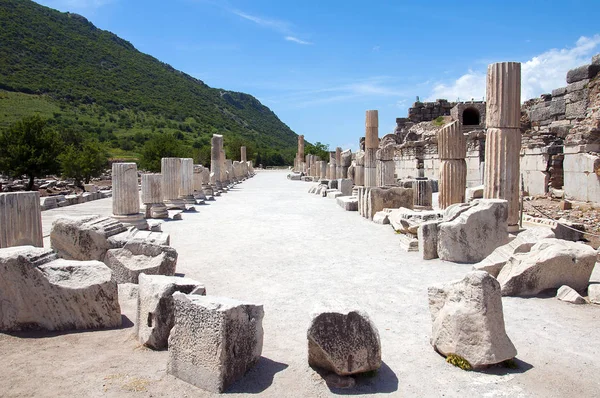 Efes, Türkiye'de antik Yunan kentinde sütunlarda ile kaplı sokak — Stok fotoğraf