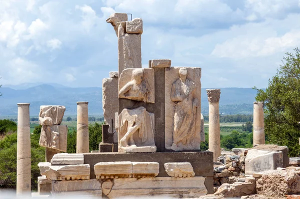 Historische Romeinse ruïnes, tonen de Memmius gedenksteen in Efeze Turkije — Stockfoto