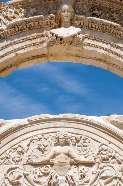 Detail of the Temple of Hadrian, Roman ruins of ancient Ephesus — Stock Photo, Image