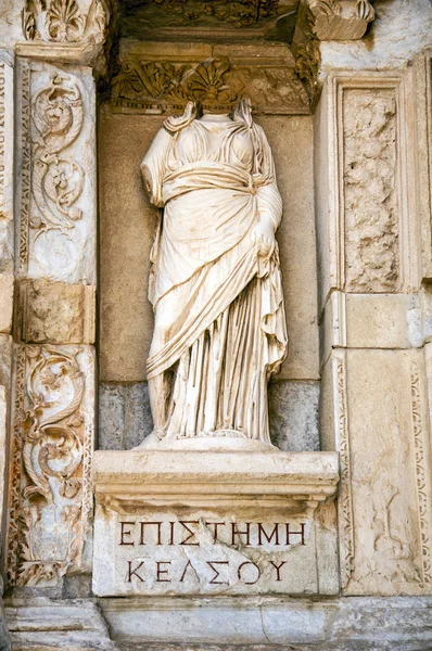 Estatua de Epístema frente a la Biblioteca de Celso, Éfeso, Turquía — Foto de Stock