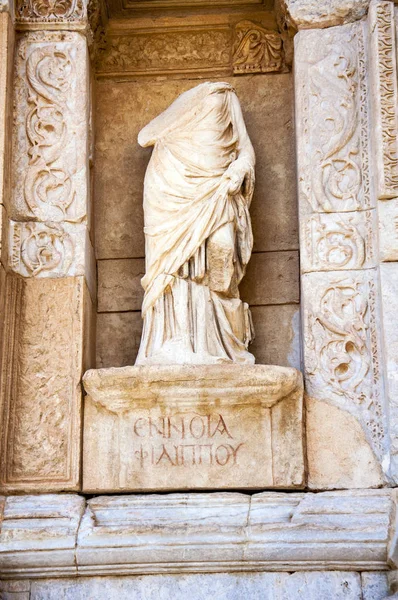 Statue in front of the Celsus Library, Ephesus, Selcuk, Lycia, Turkey, — Stock Photo, Image