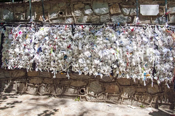 Muro de deseos con peticiones de notas atadas a la Virgen María Imagen de archivo