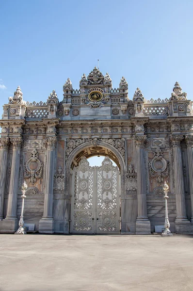 Utfärda utegångsförbud för av Dolmabahce palace i Istanbul, Turkiet — Stockfoto