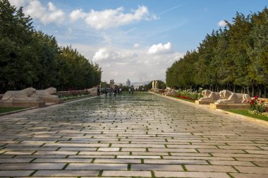 Ankara, Türkiye - 7 Ekim 2019: İnsanlar Mustafa Kemal Atatürk 'ün Anitkabir mozolesine ulaşmak için Aslanlar Yolu' nda yürüyor. Birçok insan Anitkabir 'i her yıl ziyaret eder..