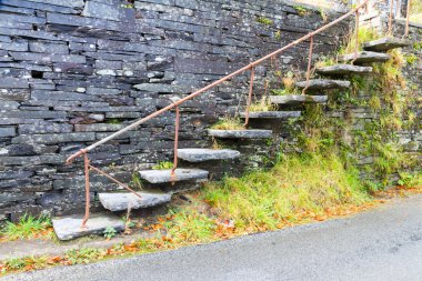 Dirsekli adımları, duvarı kayrak