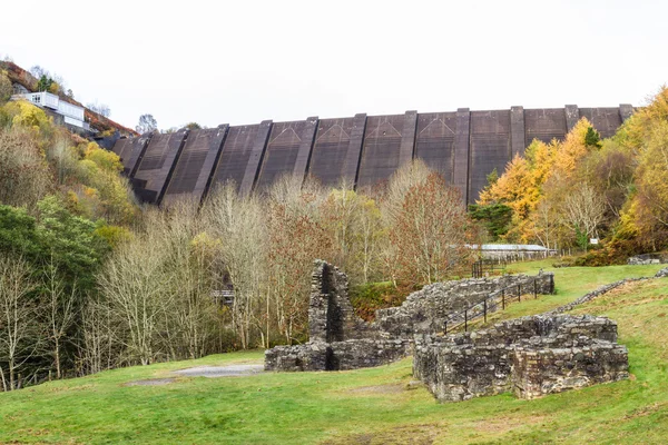 Ruined lead mine buildings with dam in distance — Stock Photo, Image