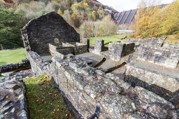 Edificios de mina de plomo en ruinas con presa en la distancia — Foto de Stock