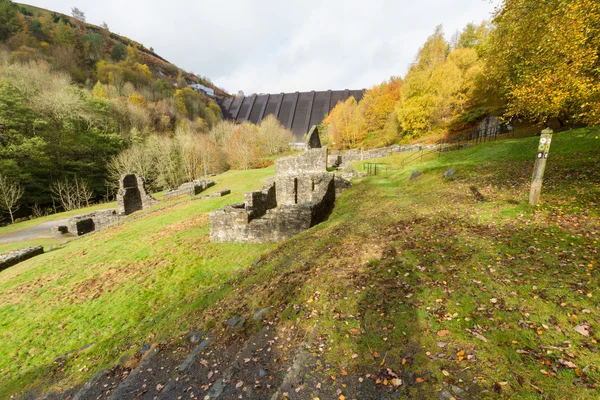 Ruined lead mine buildings with dam in distance — Stock Photo, Image