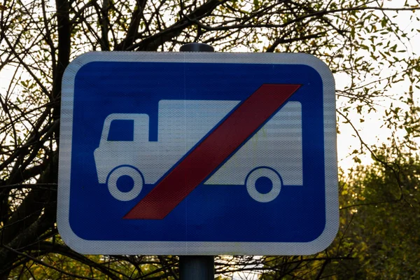 UK Blue rectangular warning sing, not suitable for HGV. — Stock Photo, Image