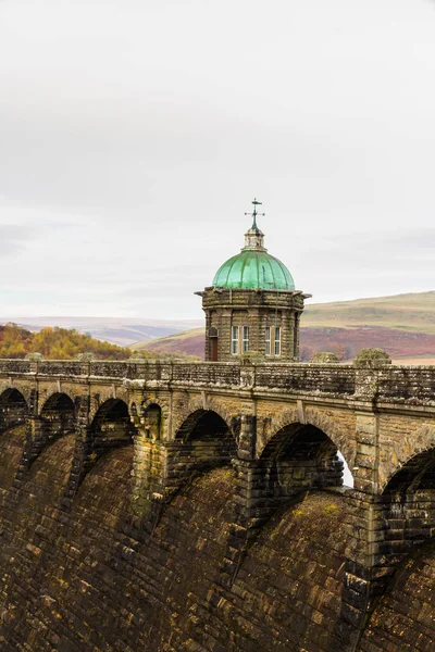 The Craig Goch reservoir and dam intake tower. — Stock Photo, Image