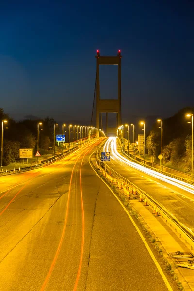 Nachts unbeschrankte Überquerung, Autowege — Stockfoto