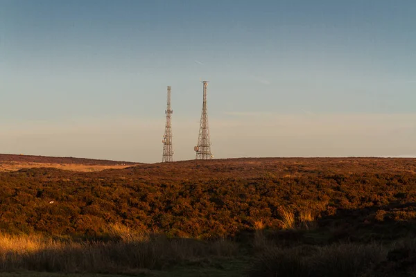 Lumière du soir au sommet de la colline avec mâts radio — Photo