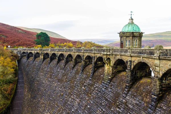 The Craig Goch reservoir and dam intake tower. — Stock Photo, Image