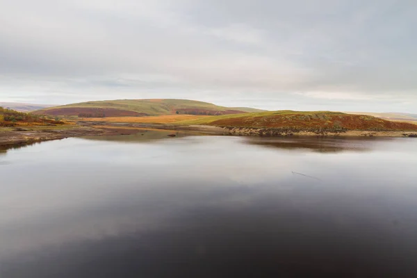 Das craig goch reservoir, am rand der wildnis von mid-wales. — Stockfoto