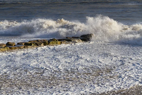 Vlny zřítilo na pláži. — Stock fotografie