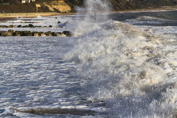 Vlny zřítilo na pláži. — Stock fotografie