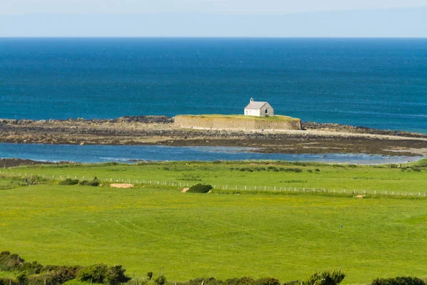 Saint Cwyfans, deniz kilisede.