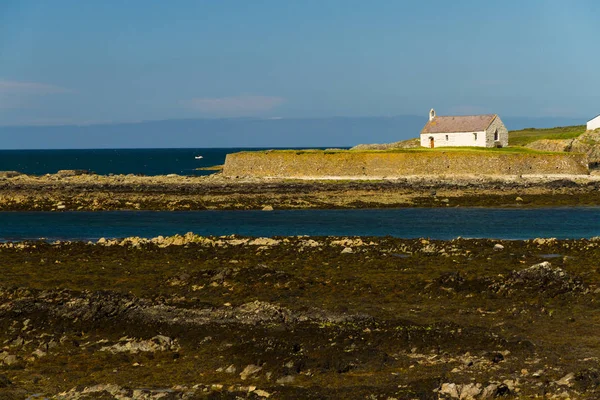 Saint Cwyfans, Церковь в море . — стоковое фото