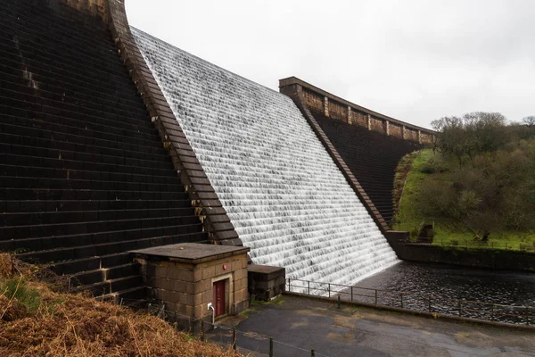 Water cascading down Avon Dam, Dartmoor — Stock Photo, Image