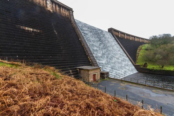 Water cascading down Avon Dam, Dartmoor — Stock Photo, Image