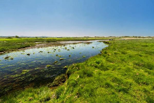 Rivier afon Ffraw en zandduinen Aberffraw, Anglesey. — Stockfoto