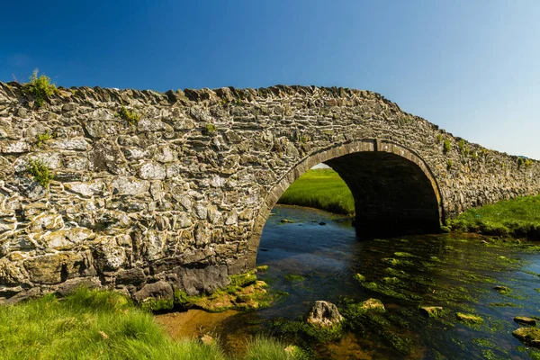 Ponte de volta velha corcunda, Aberffraw, Anglesey. — Fotografia de Stock