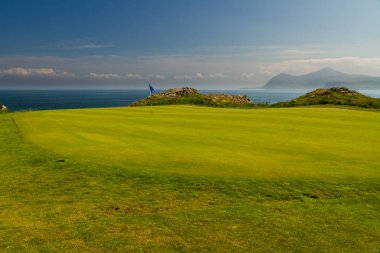 Golf Sahası yeşil deniz arka planda.