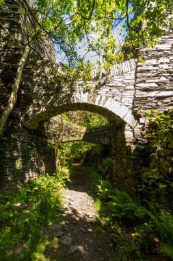 Eski taş uçan payandaların